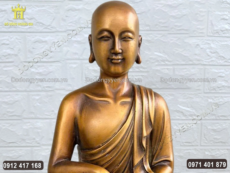 Gương mặt tr&ograve;n đầy, ph&uacute;c hậu của Ng&agrave;i được chạm khắc sắc n&eacute;t